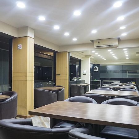 Super Townhouse Oak Sr Hotel Wakad Pune Exteriör bild