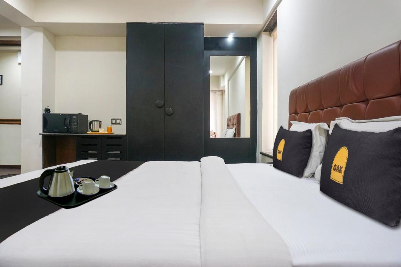 Super Townhouse Oak Sr Hotel Wakad Pune Exteriör bild