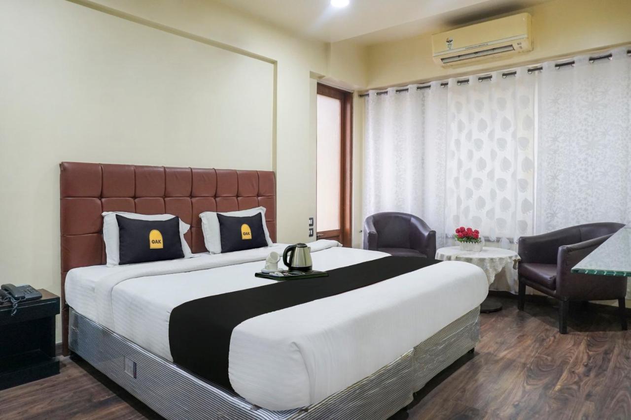 Super Townhouse Oak Sr Hotel Wakad Pune Exteriör bild