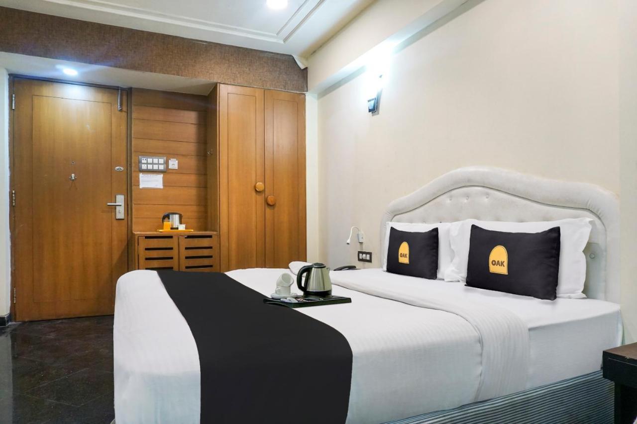 Super Townhouse Oak Sr Hotel Wakad Pune Exteriör bild