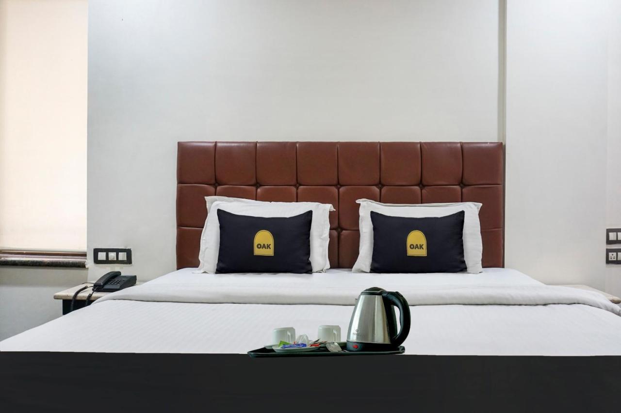 Super Townhouse Oak Sr Hotel Wakad Pune Exteriör bild