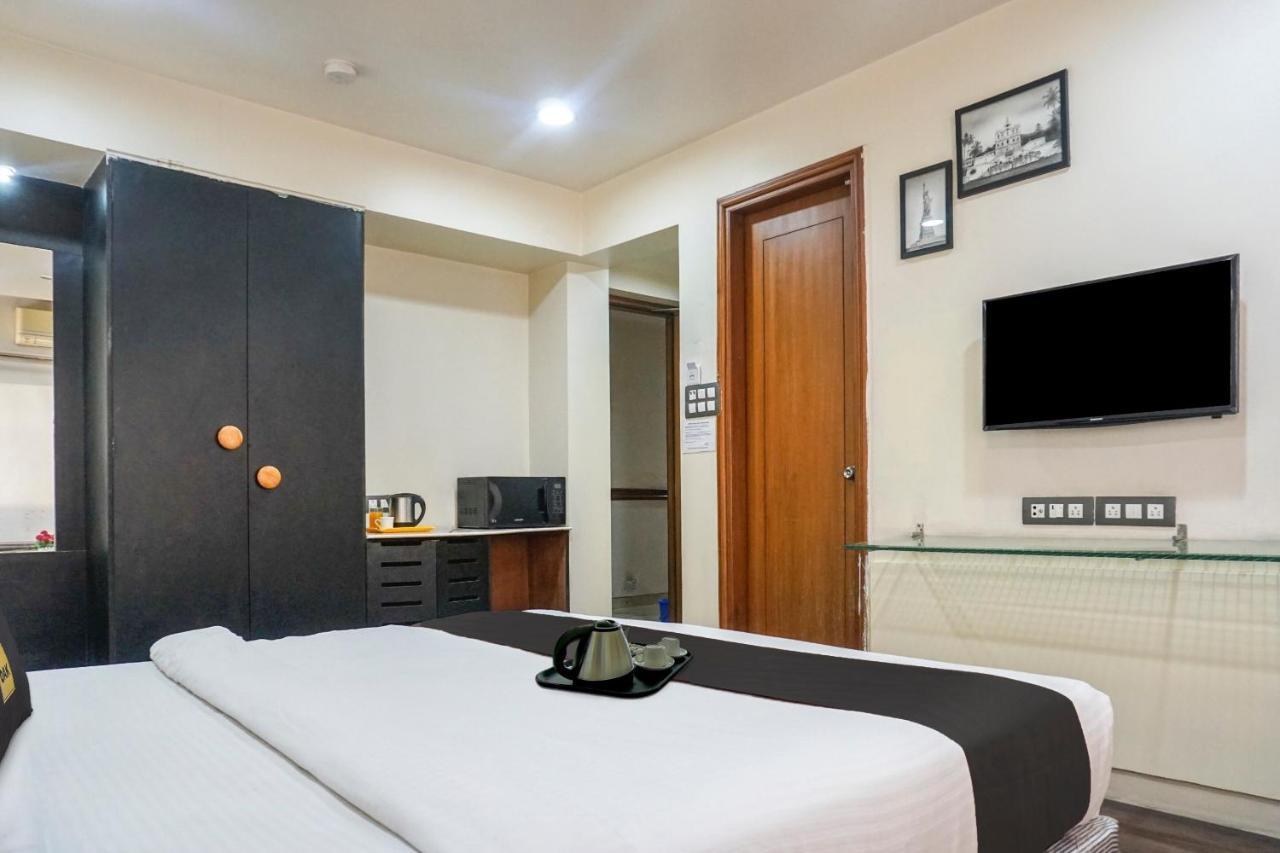Super Townhouse Oak Sr Hotel Wakad Pune Exteriör bild