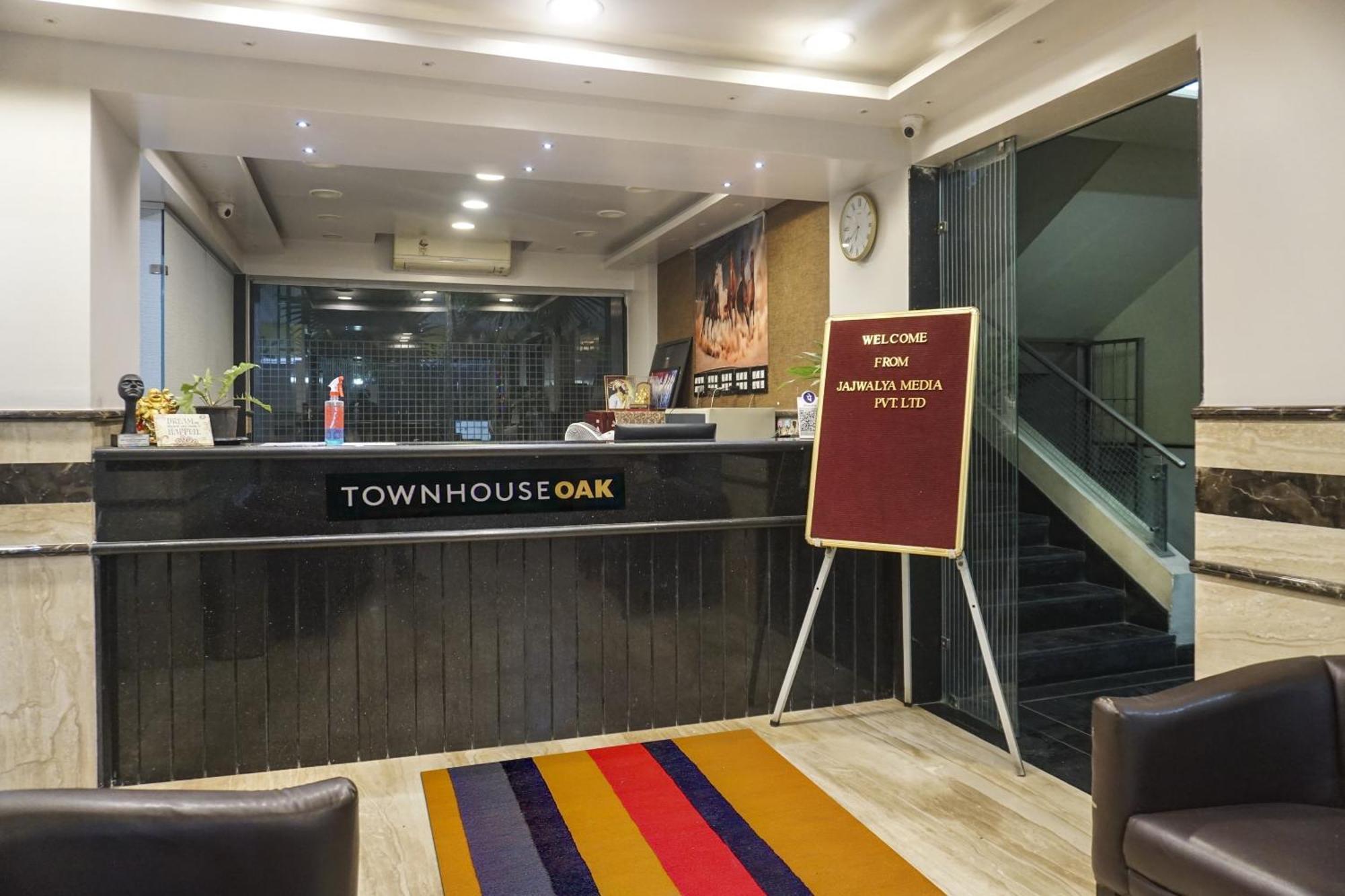 Super Townhouse Oak Sr Hotel Wakad Pune Exteriör bild