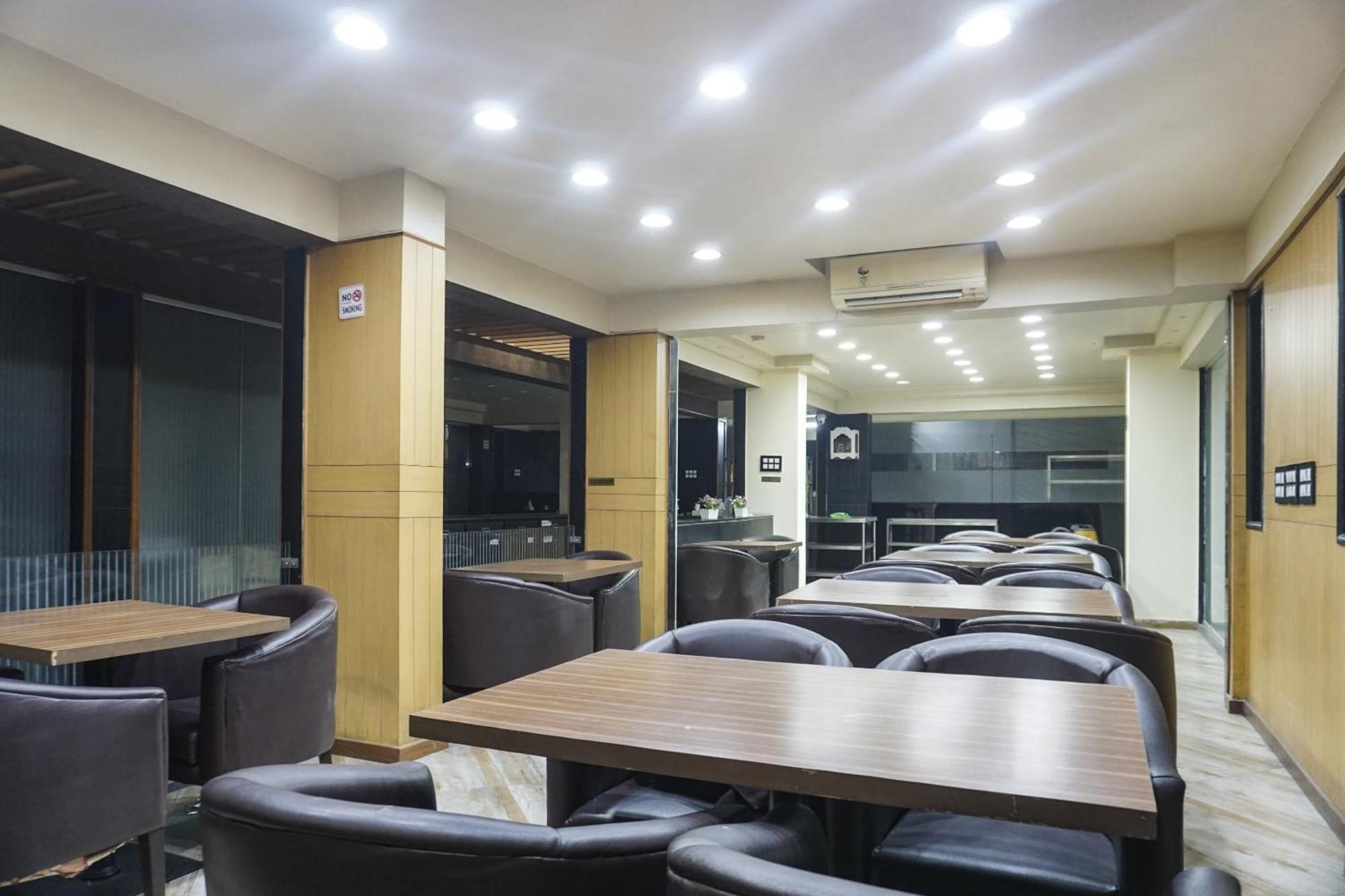 Super Townhouse Oak Sr Hotel Wakad Pune Exteriör bild