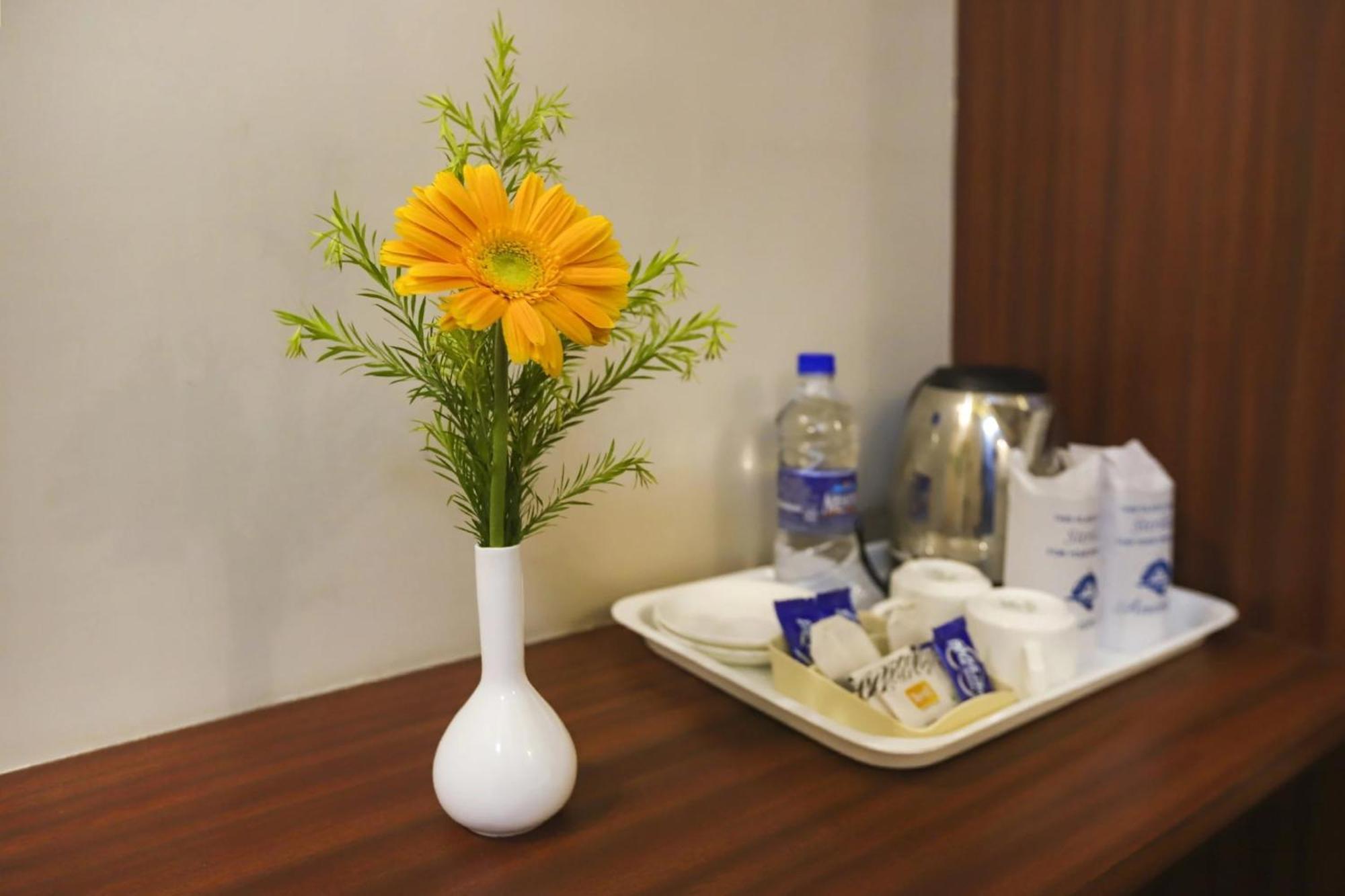 Super Townhouse Oak Sr Hotel Wakad Pune Exteriör bild