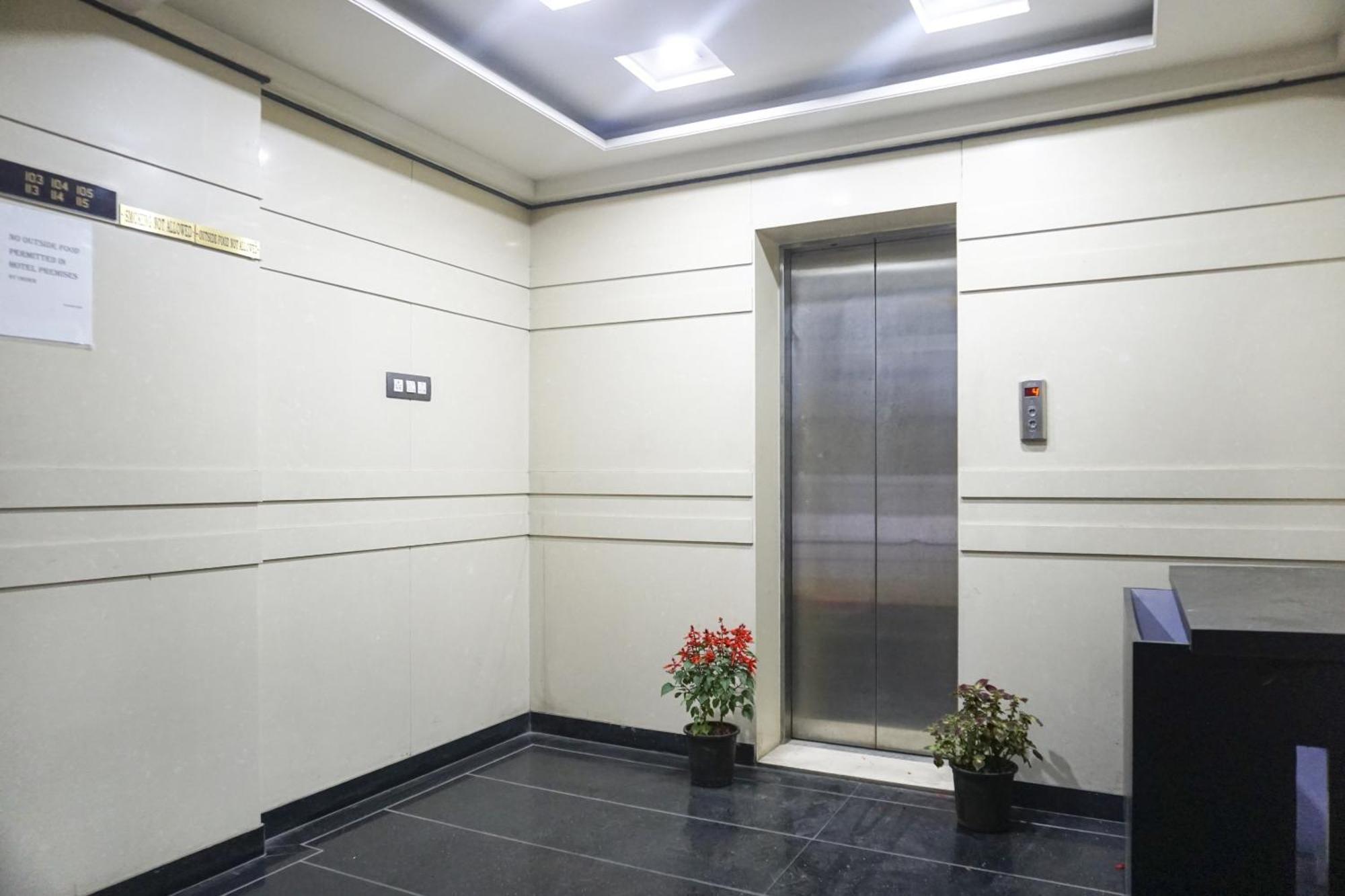 Super Townhouse Oak Sr Hotel Wakad Pune Exteriör bild