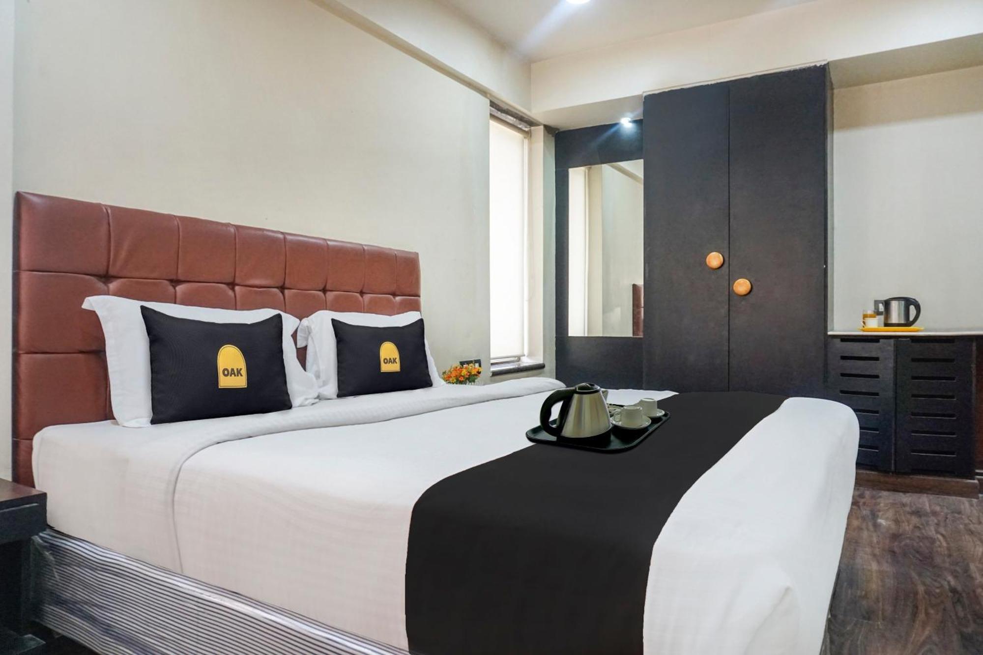 Super Townhouse Oak Sr Hotel Wakad Pune Exteriör bild