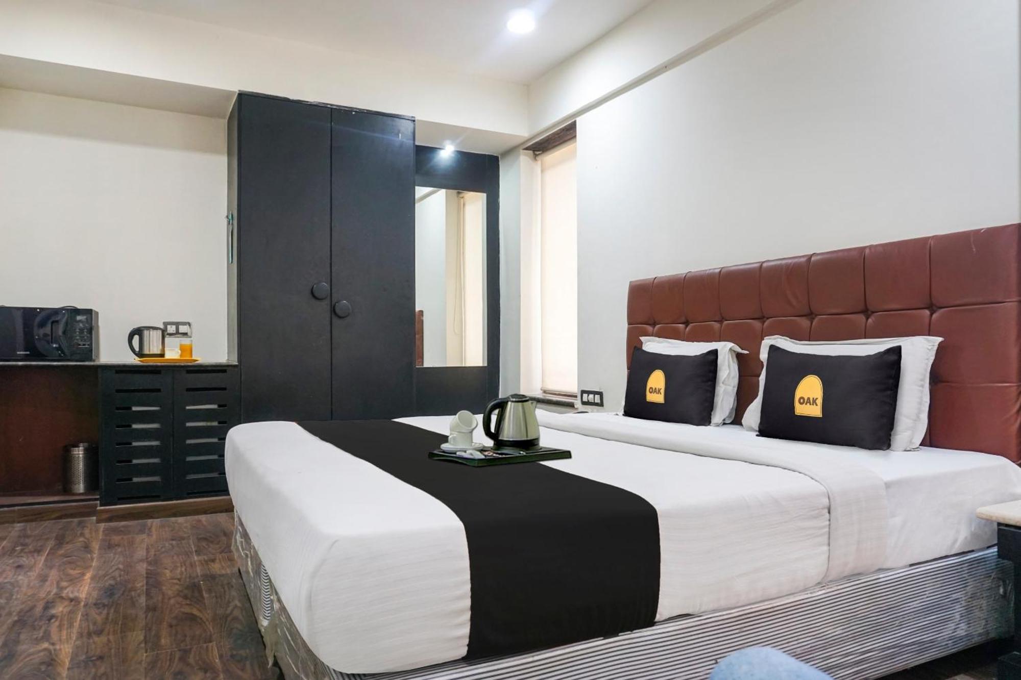 Super Townhouse Oak Sr Hotel Wakad Pune Exteriör bild