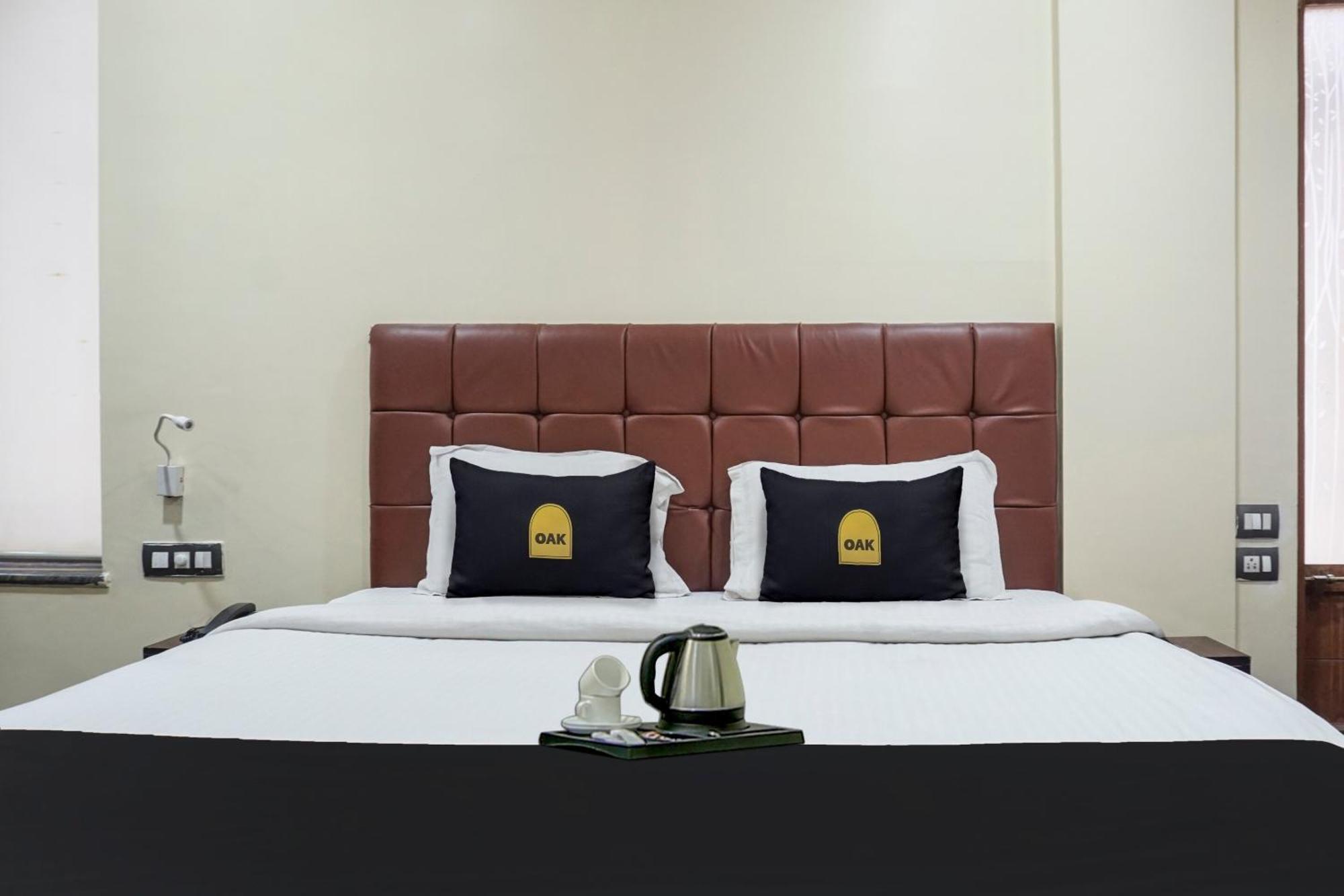 Super Townhouse Oak Sr Hotel Wakad Pune Exteriör bild