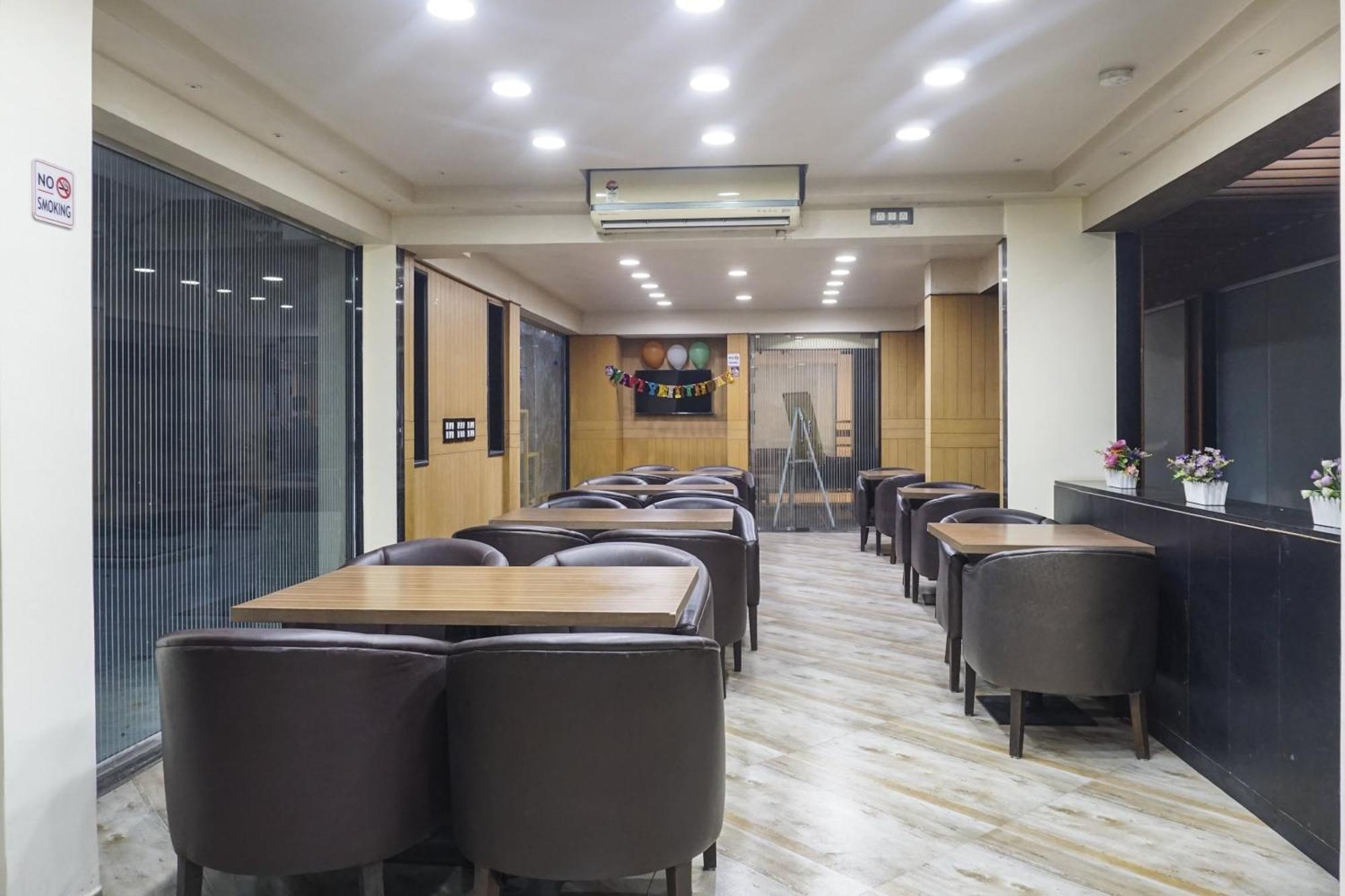 Super Townhouse Oak Sr Hotel Wakad Pune Exteriör bild